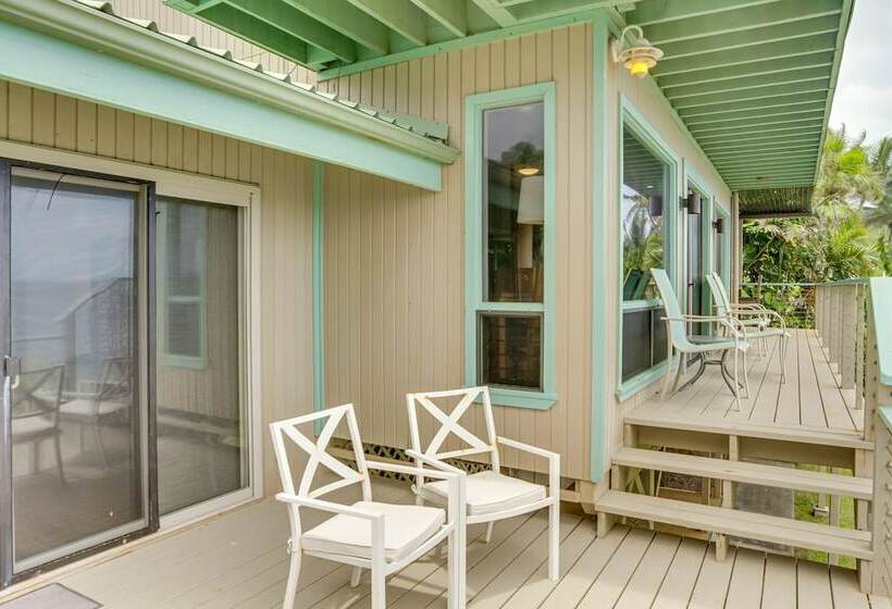 Hilo Home W/ Private Deck + Stunning Ocean Views!