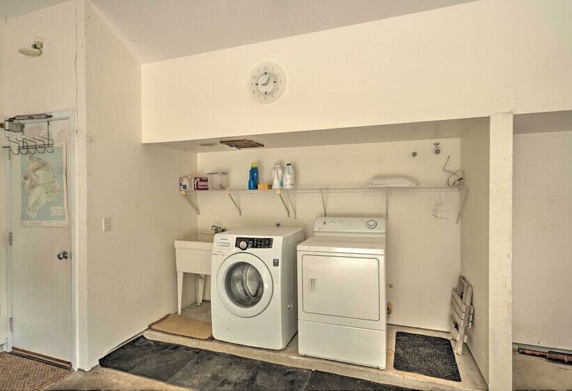 Hilo Home W/ Private Deck + Stunning Ocean Views!