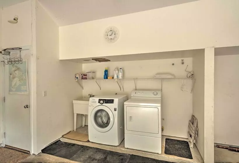 Hilo Home W/ Private Deck + Stunning Ocean Views!