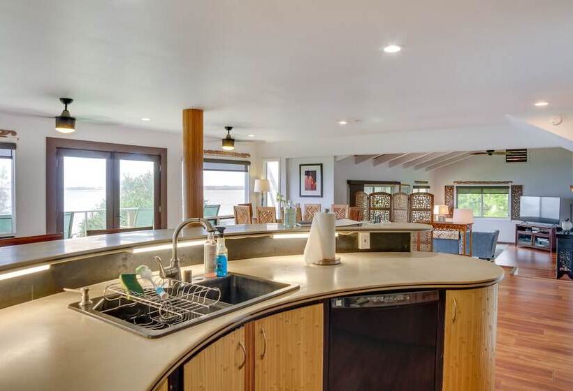 Hilo Home W/ Private Deck + Stunning Ocean Views!