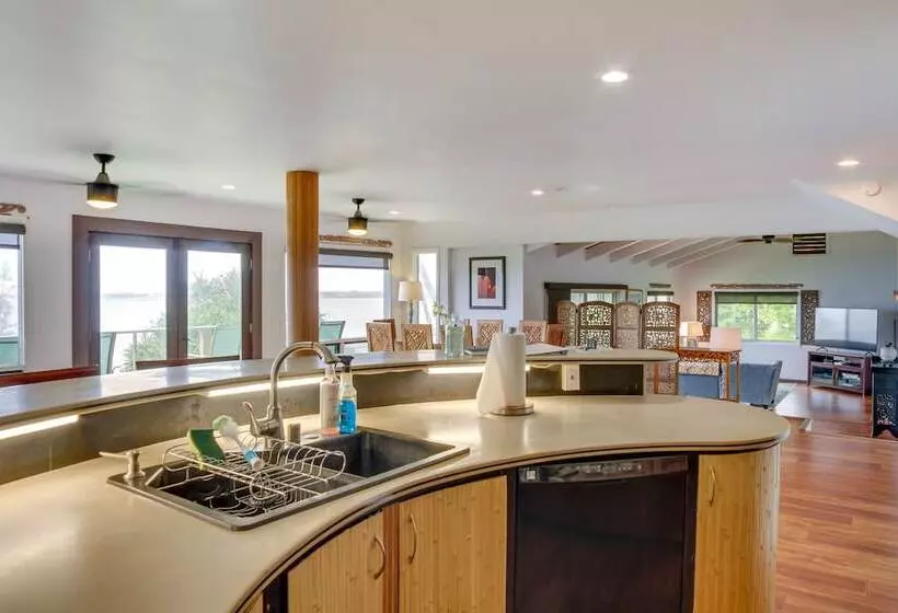 Hilo Home W/ Private Deck + Stunning Ocean Views!