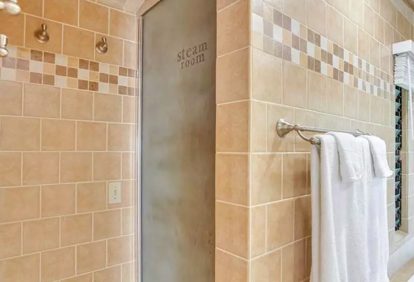 Hilo Home W/ Private Deck + Stunning Ocean Views!