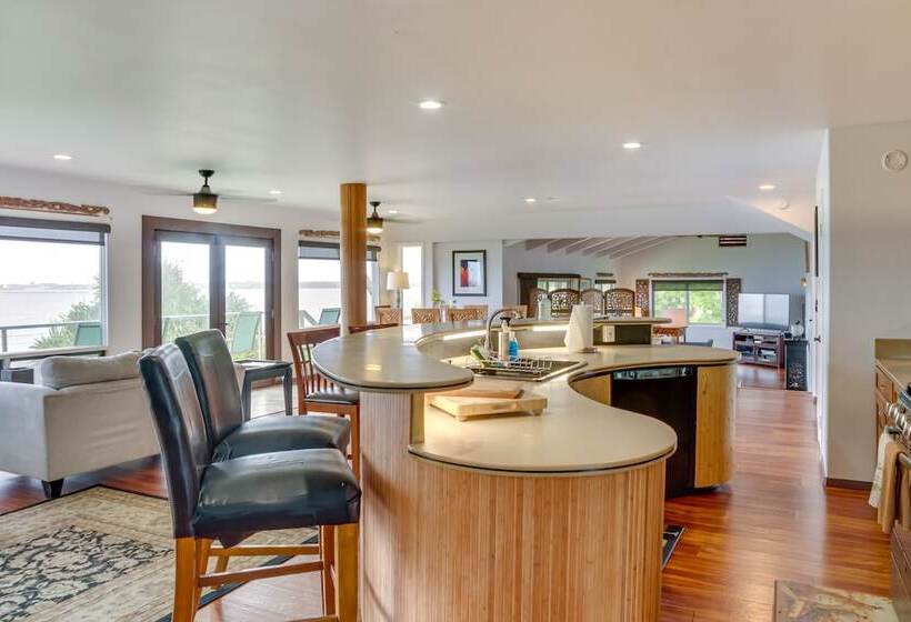 Hilo Home W/ Private Deck + Stunning Ocean Views!