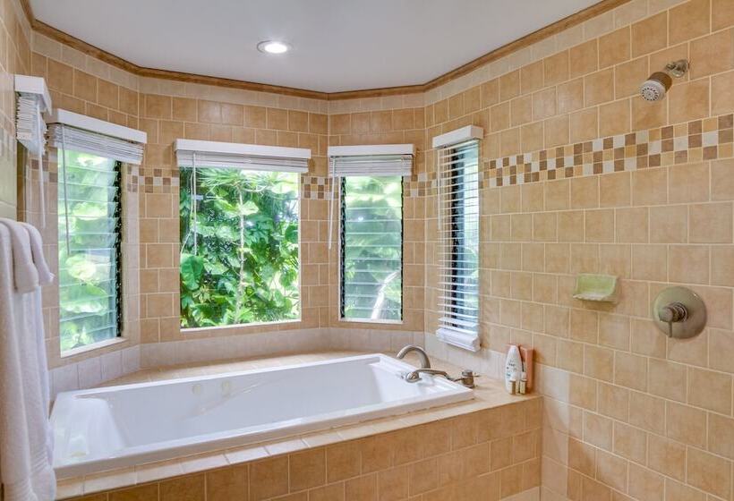 Hilo Home W/ Private Deck + Stunning Ocean Views!