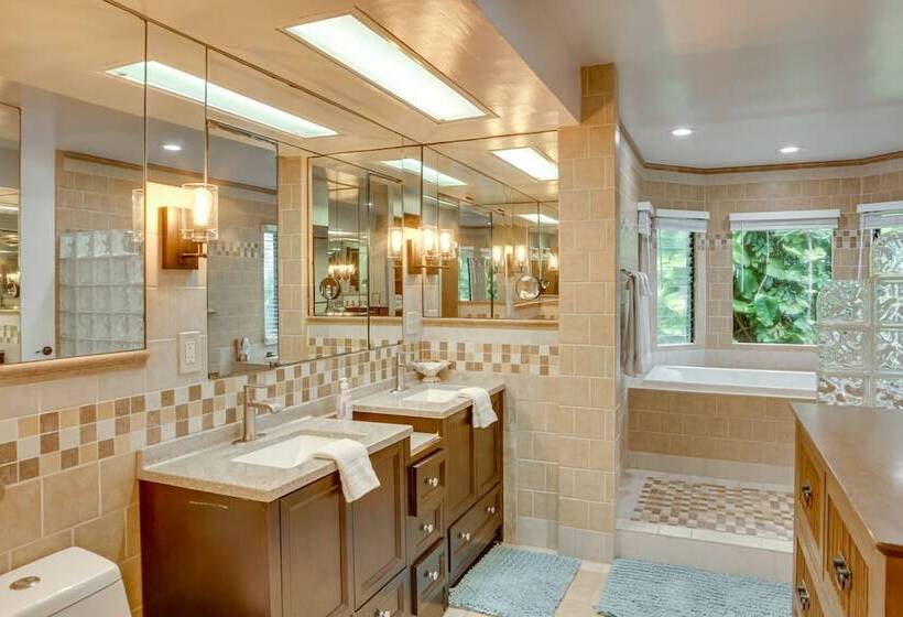 Hilo Home W/ Private Deck + Stunning Ocean Views!