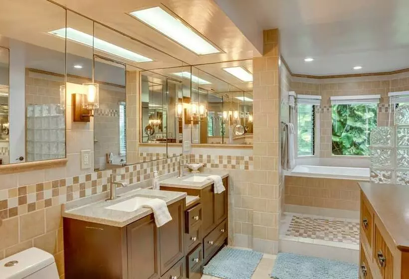 Hilo Home W/ Private Deck + Stunning Ocean Views!