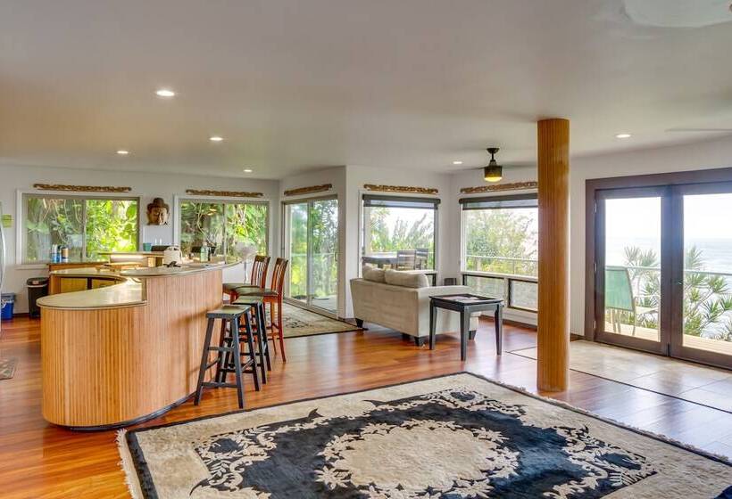 Hilo Home W/ Private Deck + Stunning Ocean Views!