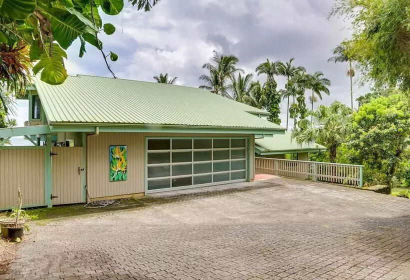 Hilo Home W/ Private Deck + Stunning Ocean Views!