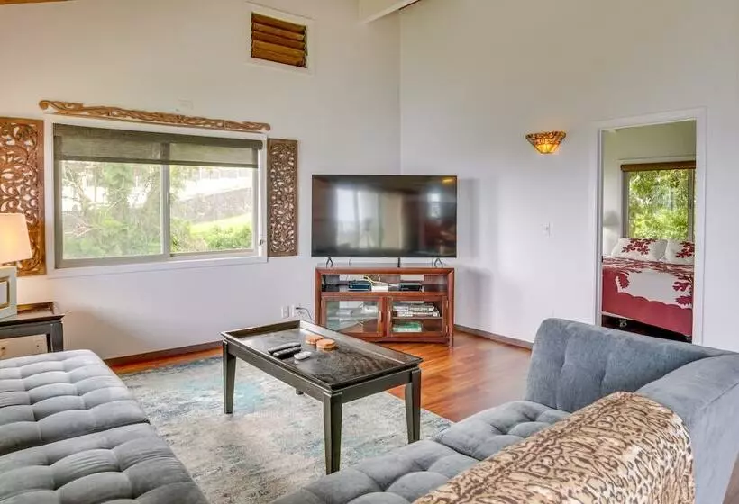 Hilo Home W/ Private Deck + Stunning Ocean Views!