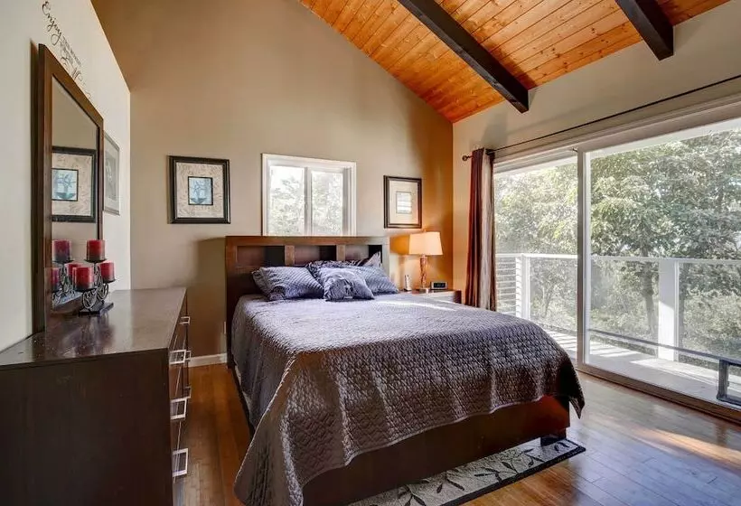 Kailua Kona House W/ Balcony & Ocean Views!