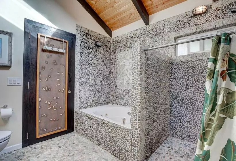 Kailua Kona House W/ Balcony & Ocean Views!