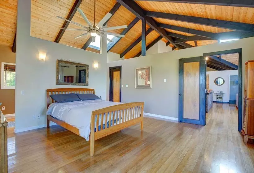 Kailua Kona House W/ Balcony & Ocean Views!