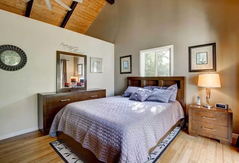 Kailua Kona House W/ Balcony & Ocean Views!