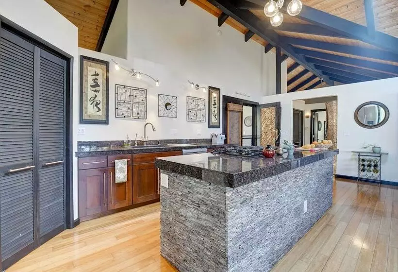 Kailua Kona House W/ Balcony & Ocean Views!