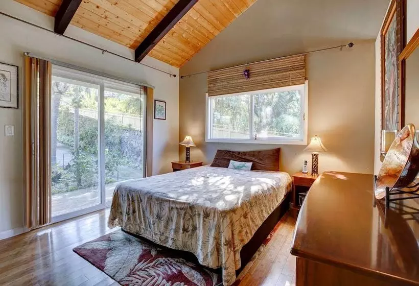 Kailua Kona House W/ Balcony & Ocean Views!