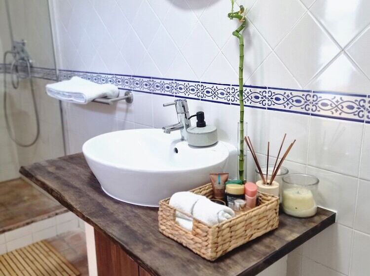 Резиденция Charming 1 Bed House