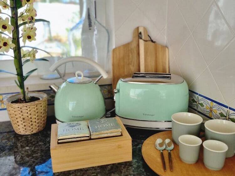 Резиденция Charming 1 Bed House