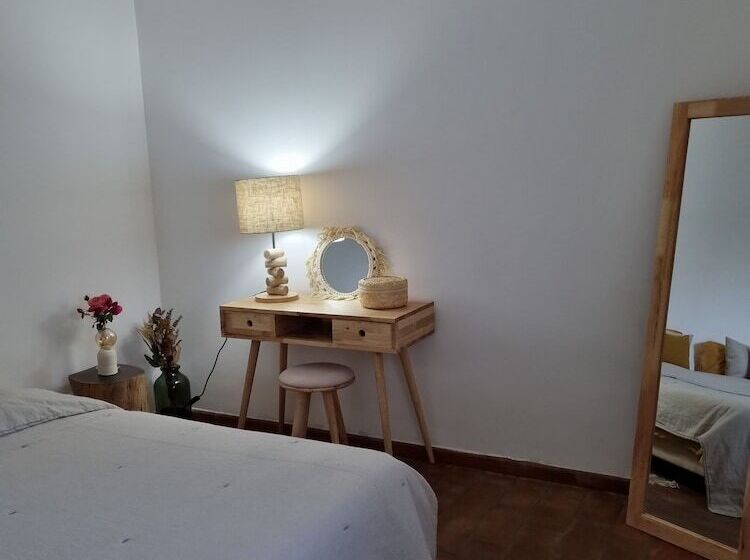 Резиденция Charming 1 Bed House