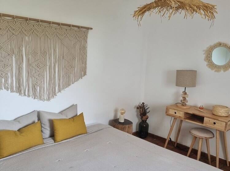 Резиденция Charming 1 Bed House