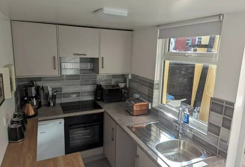 اقامتگاه Fantastic Location To Ebrington Sq And City Centre