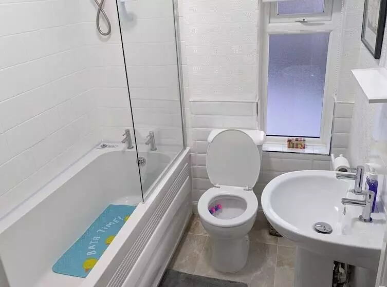 اقامتگاه Fantastic Location To Ebrington Sq And City Centre