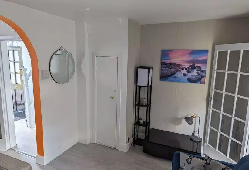 اقامتگاه Fantastic Location To Ebrington Sq And City Centre