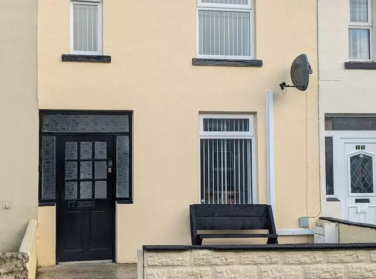 اقامتگاه Fantastic Location To Ebrington Sq And City Centre