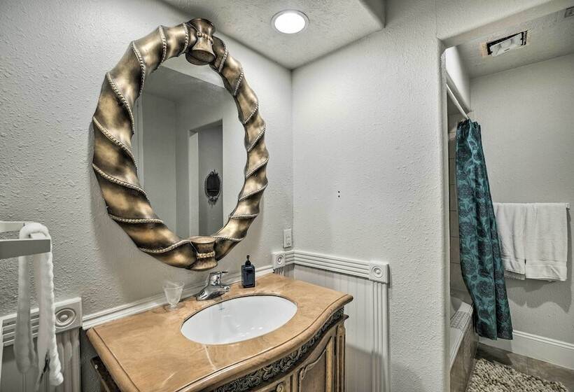 Spacious Seabrook Home W/ Patio: 1 Mi To Beach!