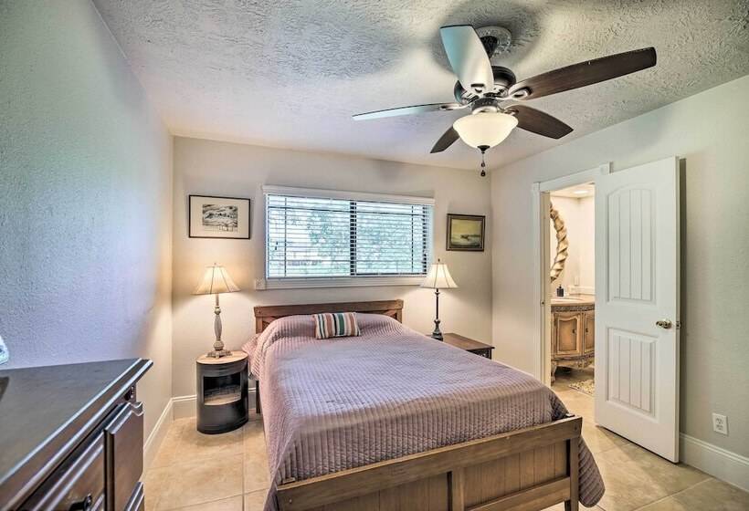 Spacious Seabrook Home W/ Patio: 1 Mi To Beach!