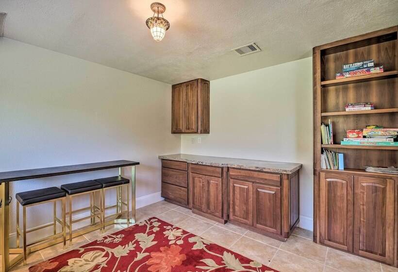 Spacious Seabrook Home W/ Patio: 1 Mi To Beach!