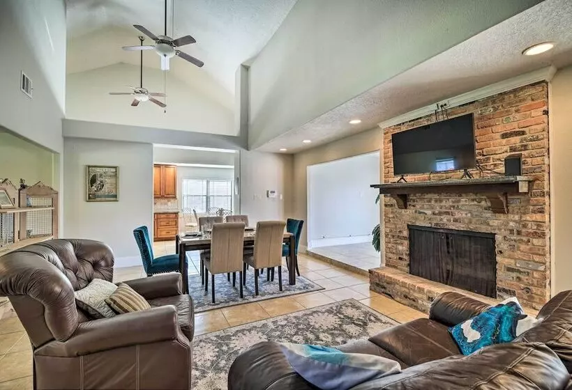 Spacious Seabrook Home W/ Patio: 1 Mi To Beach!