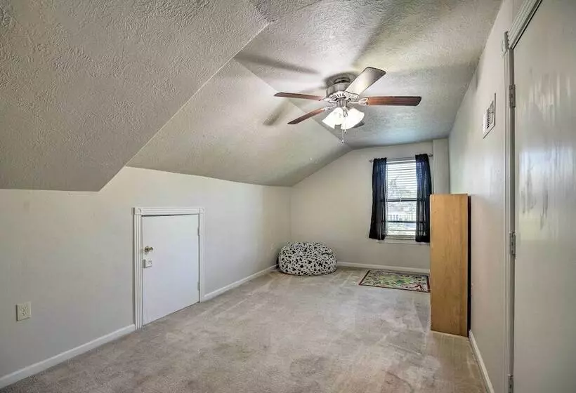 Spacious Seabrook Home W/ Patio: 1 Mi To Beach!