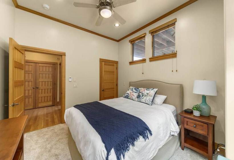 The Castle Rock Estate By Avantstay Steps From Arch Cape Beach W/ Hot Tub & Sauna