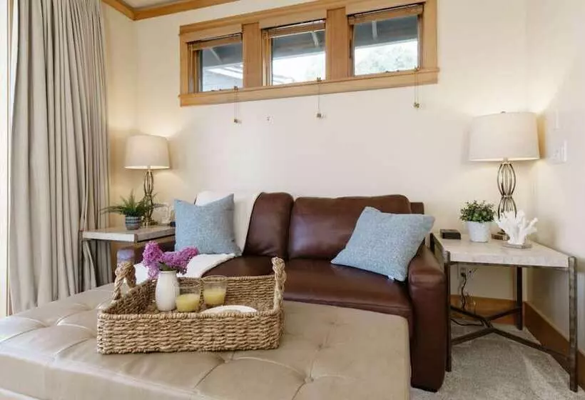 The Castle Rock Estate By Avantstay Steps From Arch Cape Beach W/ Hot Tub & Sauna