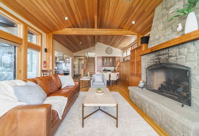 The Castle Rock Estate By Avantstay Steps From Arch Cape Beach W/ Hot Tub & Sauna