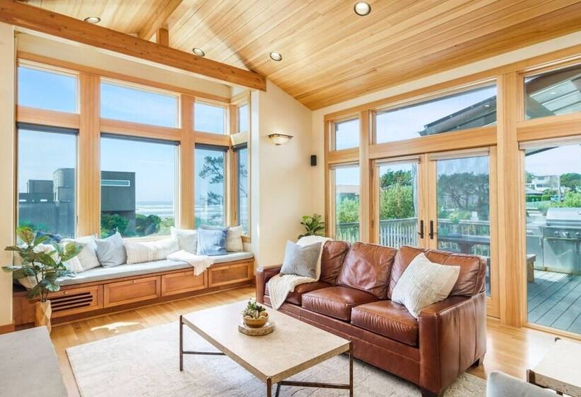 The Castle Rock Estate By Avantstay Steps From Arch Cape Beach W/ Hot Tub & Sauna