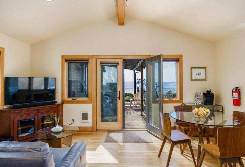 The Castle Rock Estate By Avantstay Steps From Arch Cape Beach W/ Hot Tub & Sauna