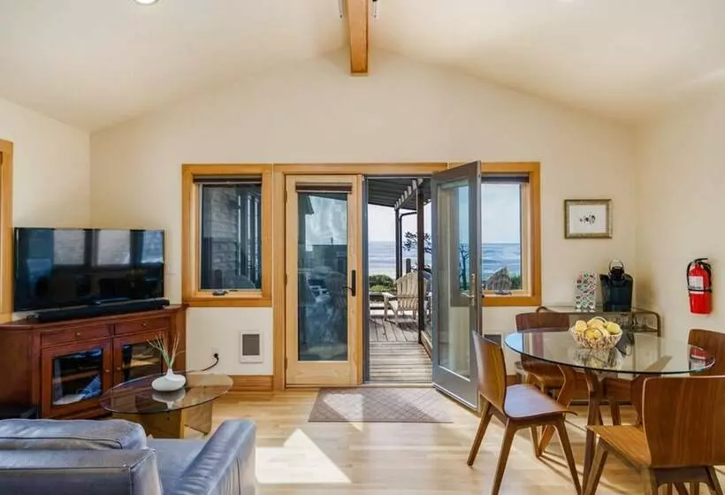 The Castle Rock Estate By Avantstay Steps From Arch Cape Beach W/ Hot Tub & Sauna