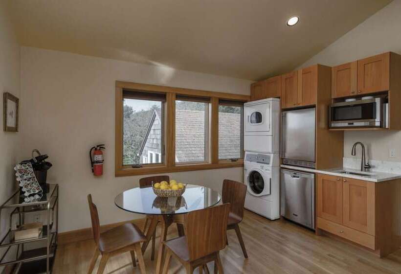 The Castle Rock Estate By Avantstay Steps From Arch Cape Beach W/ Hot Tub & Sauna