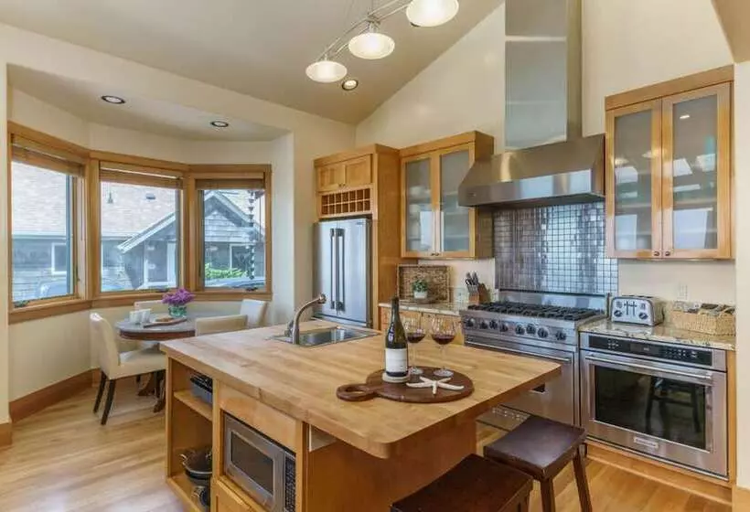 The Castle Rock Estate By Avantstay Steps From Arch Cape Beach W/ Hot Tub & Sauna