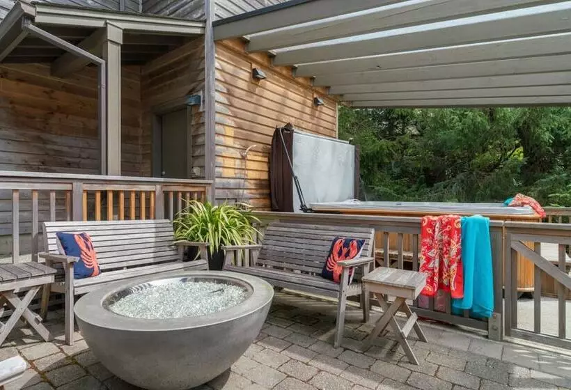 The Castle Rock Estate By Avantstay Steps From Arch Cape Beach W/ Hot Tub & Sauna