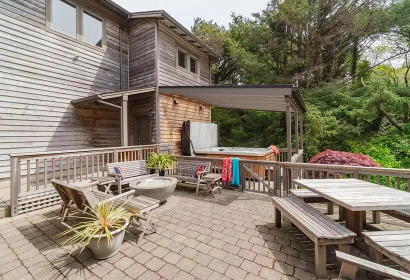 The Castle Rock Estate By Avantstay Steps From Arch Cape Beach W/ Hot Tub & Sauna