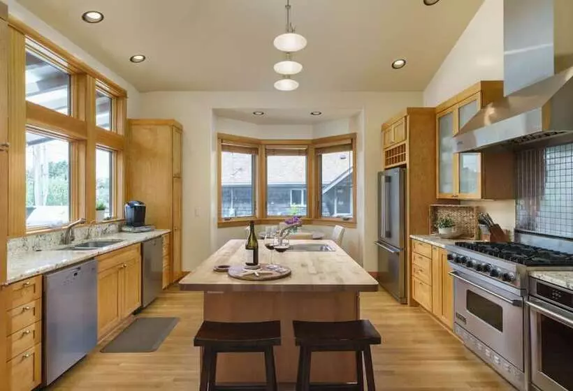 The Castle Rock Estate By Avantstay Steps From Arch Cape Beach W/ Hot Tub & Sauna