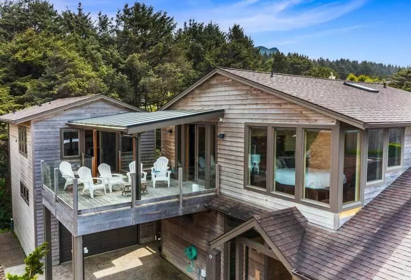 The Castle Rock Estate By Avantstay Steps From Arch Cape Beach W/ Hot Tub & Sauna