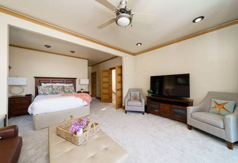 The Castle Rock Estate By Avantstay Steps From Arch Cape Beach W/ Hot Tub & Sauna