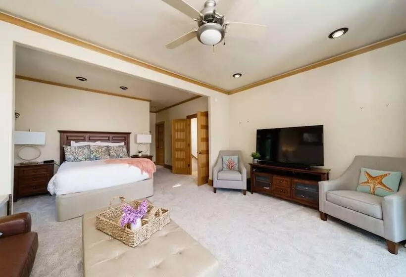 The Castle Rock Estate By Avantstay Steps From Arch Cape Beach W/ Hot Tub & Sauna