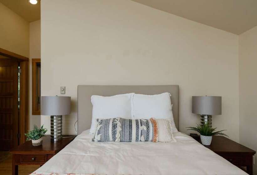 The Castle Rock Estate By Avantstay Steps From Arch Cape Beach W/ Hot Tub & Sauna