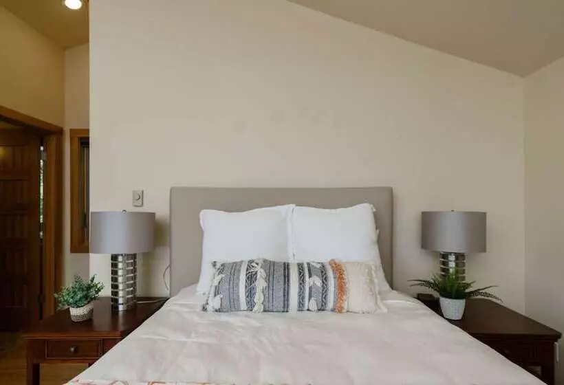 The Castle Rock Estate By Avantstay Steps From Arch Cape Beach W/ Hot Tub & Sauna