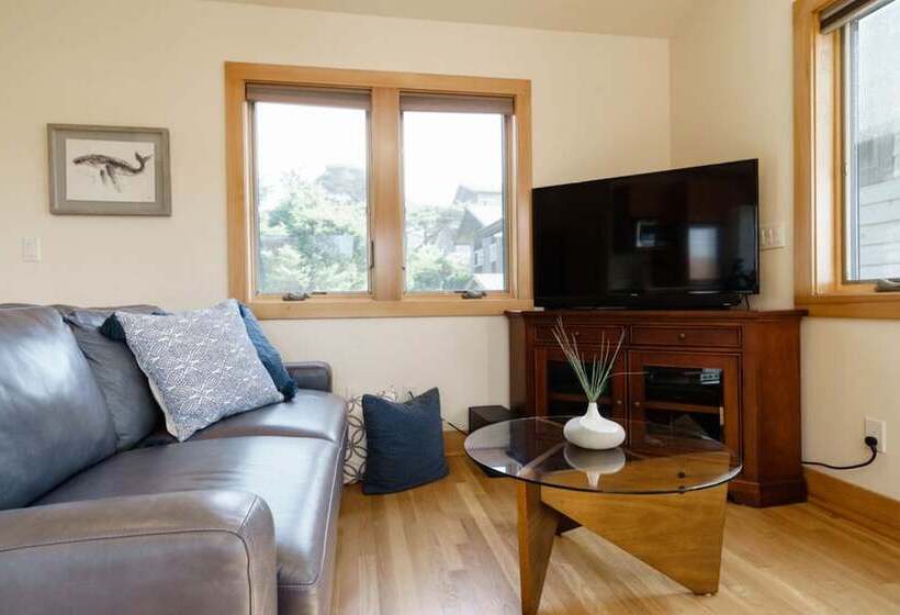 The Castle Rock Estate By Avantstay Steps From Arch Cape Beach W/ Hot Tub & Sauna