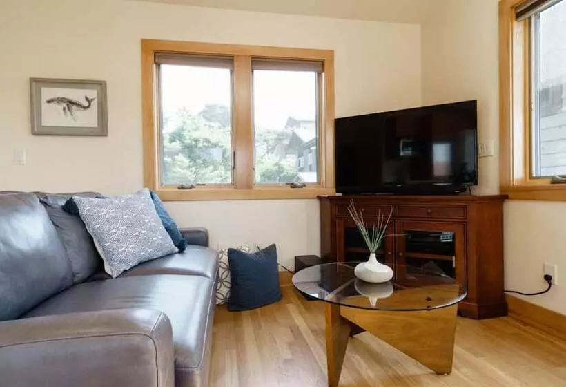 The Castle Rock Estate By Avantstay Steps From Arch Cape Beach W/ Hot Tub & Sauna